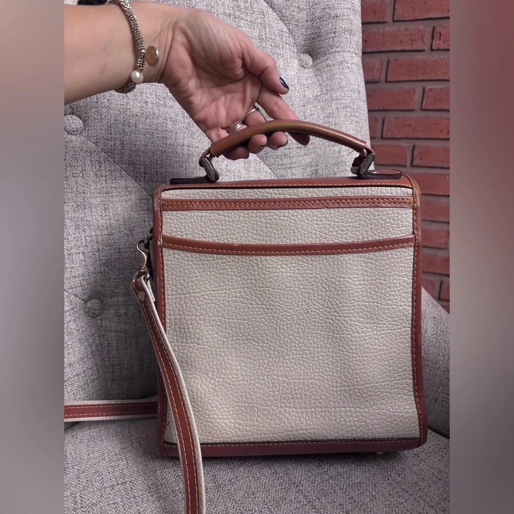 Vintage Dooney & Bourke all  weather leather  crossbody Bag🤩